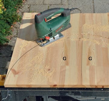 Skabelon skæres ud Skabelon til udendørs bruser skæres ud med stiksav